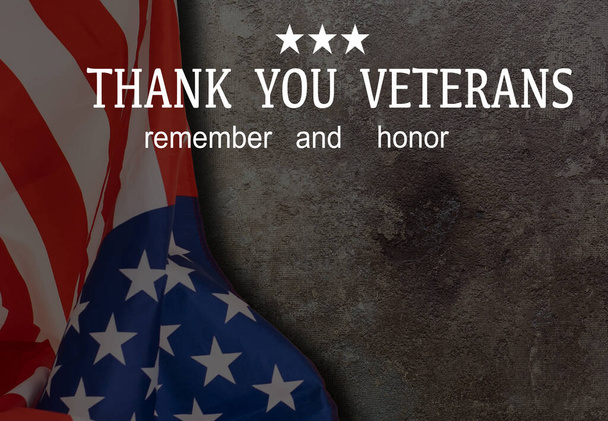 Conceito de Feliz Dia dos Veteranos. Bandeiras americanas contra fundo de pedra cinza. 11 de Novembro. - Foto, Imagem