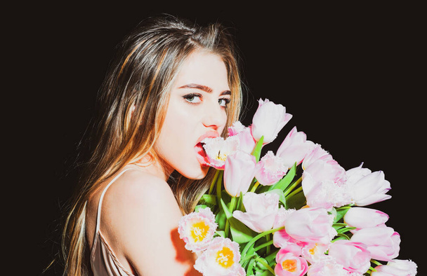 Fashion young woman with spring tulips flowers bouquet. Florist advert. - Fotografie, Obrázek