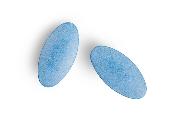 Bovenaanzicht van blauwe geneeskunde pillen met ovale vorm geïsoleerd op witte achtergrond - Foto, afbeelding
