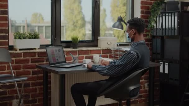 Business man taking break from work project in office - Footage, Video