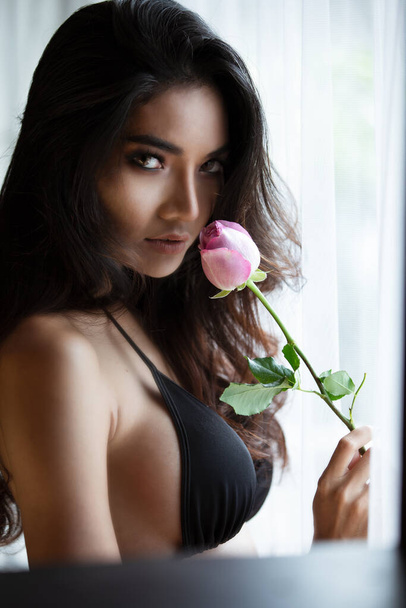 sexy dama tailandesa modelo arte retrato emoción valentines concepto sobre fondo oscuro - Foto, Imagen