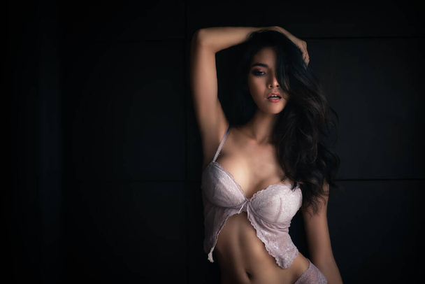 emoce umělecké práce koncept thajský model dáma sexy tělo štíhlé ve spodním prádle na tmavém pozadí - Fotografie, Obrázek