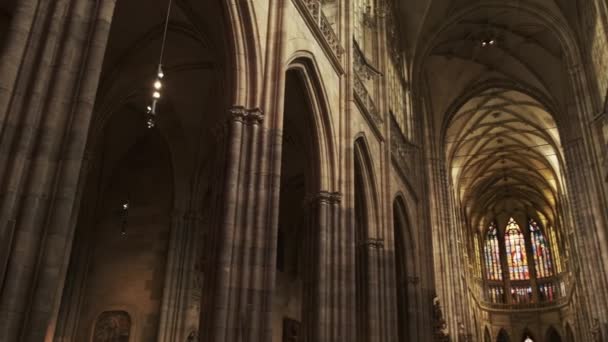 Prag 'daki St. Vitus Katedrali' nin iç ve boyalı camları. - Video, Çekim