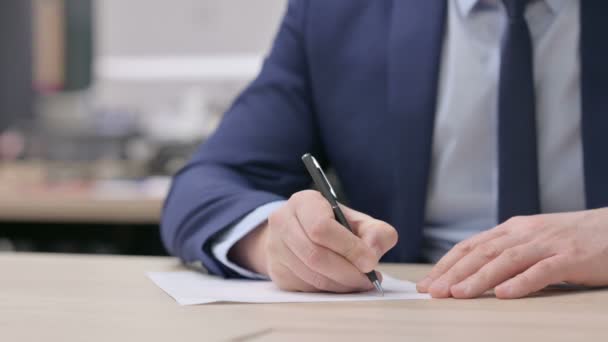 Main Gros plan d'un homme d'affaires écrivant sur du papier - Séquence, vidéo