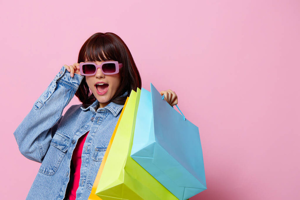 πορτρέτο γυναίκα ψώνια στο κατάστημα διασκέδαση ψυχαγωγία Lifestyle μόδα - Φωτογραφία, εικόνα