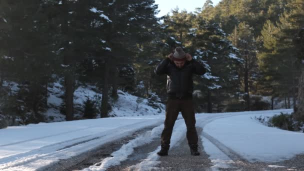 Ο άνθρωπος σε χιονισμένο δρόμο  - Πλάνα, βίντεο