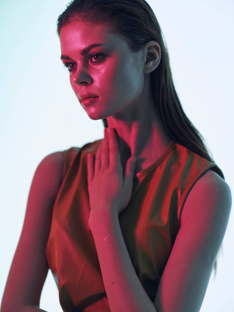 junge Frau in Lederkleid posiert Luxus-Modell Licht Hintergrund - Foto, Bild