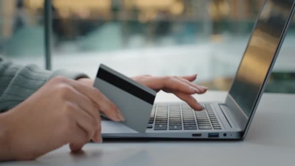 Κοντινό πλάνο γυναικεία χέρια άγνωστη καυκάσια γυναίκα επιχειρηματίας καταναλωτής χρήστης που κατέχουν πλαστική πιστωτική κάρτα πληκτρολόγηση laptop κάνοντας online αγορά παραγγελία κράτηση τροφίμων παράδοση internet πληρωμή εικονικό τραπεζικό λογαριασμό - Πλάνα, βίντεο