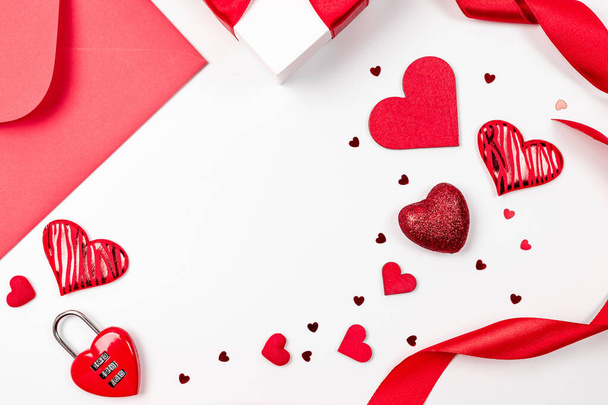 Srdce Valentýna. Červené srdce, romantický dárek na lásku bílá s kopírovacím prostorem. Valentýnská dekorace pro ploché ležel na pozadí - Fotografie, Obrázek