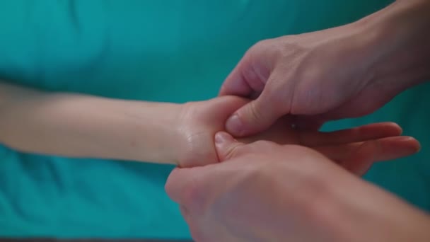 akupunktiopisteiden hieronta kämmenellä, potilas rentouttaa hierontahuoneessa - Materiaali, video