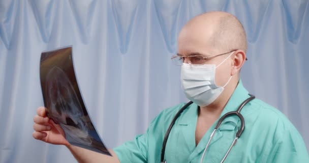 Ο γιατρός κοιτάζει μια ακτινογραφία του κεφαλιού.. - Πλάνα, βίντεο
