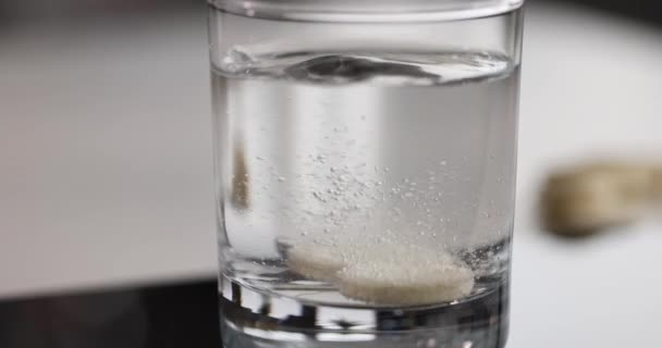 Medical soluble tablet in glass of water - Footage, Video