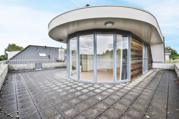 Симпатичный дизайн огромного балкона роскошного дома - Фото, изображение