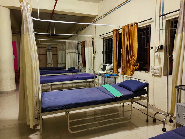 Una foto di un letto d'ospedale vuoto durante la notte - Foto, immagini