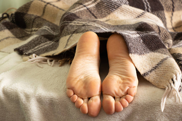 piedi nudi sul letto, la ragazza dorme sul letto a casa - Foto, immagini