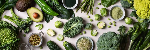 Variété de légumes verts, nourriture locale, produits de saison - Photo, image