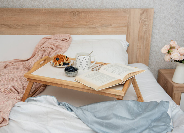 Wiedeńskie gofry i kawa w łóżku. Poranne śniadanie. - Zdjęcie, obraz