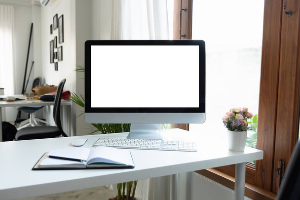 Ordinateur de bureau à écran blanc dans la salle de bureau avec décorations et espace de copie - Photo, image