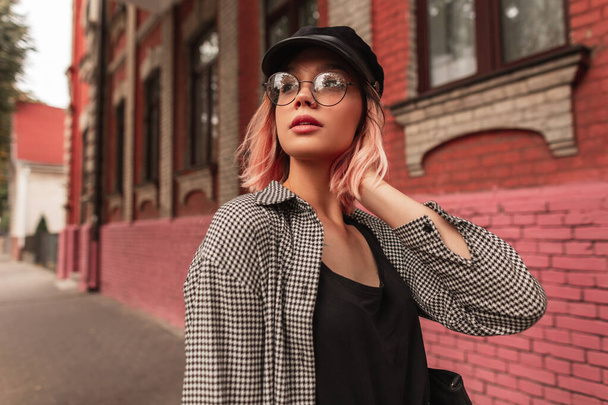 Pretty hipster žena s krásnou tváří v módních brýlích a vintage čepice s ležérní košile procházky na ulici - Fotografie, Obrázek