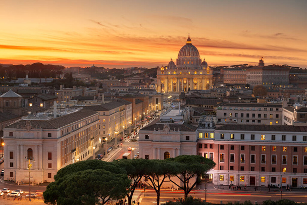 Vaticaanstad skyline met St. Peter 's Basiliek tijdens zonsondergang. - Foto, afbeelding