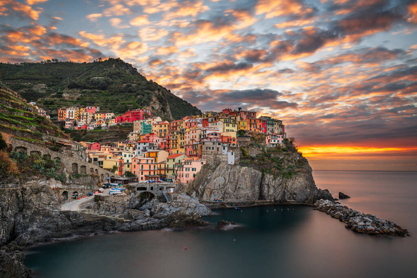 Manarola, La Spezia, İtalya 'nın Cinque Terre kıyı manzarası şafak vakti. - Fotoğraf, Görsel