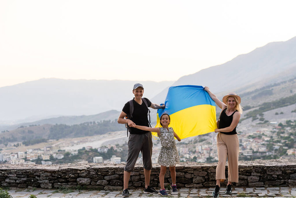 család ukrán zászló a hegyekben - Fotó, kép