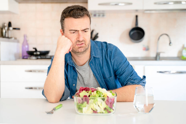 Un homme suivre un régime et détester les légumes et la salade - Photo, image