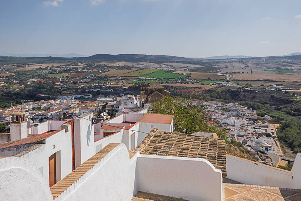 Guardando giù su Arcos de la Frontera e le sue case bianche dal punto più alto del villaggio - Foto, immagini