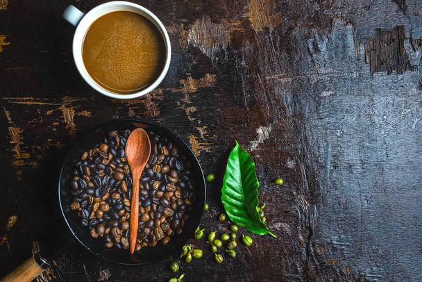 Чашка кофе и кофейных зерен на деревянном столе
 - Фото, изображение