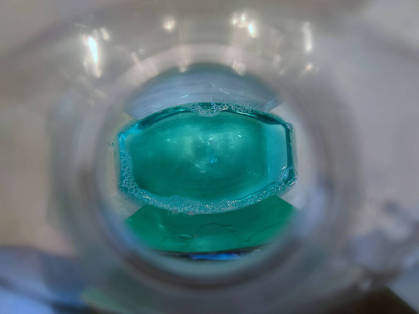 rince-bouche liquide vert à l'intérieur de la bouteille vue du dessus - Photo, image