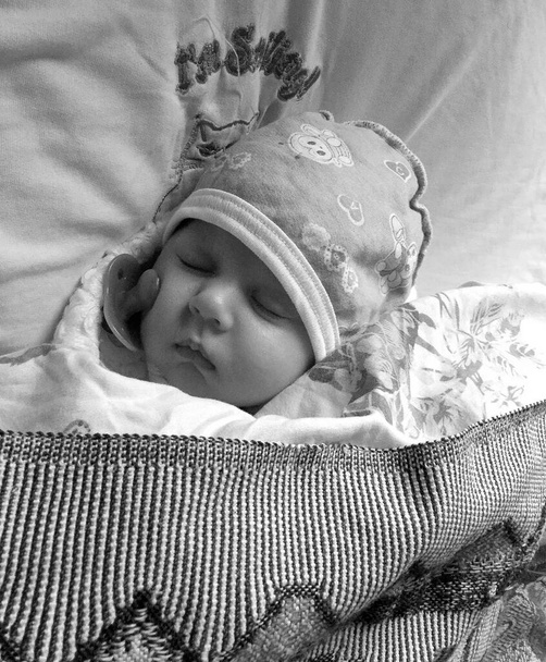 Śpiący chłopczyk z dziecięcym smoczkiem pozujący fotograf do kolorowego zdjęcia, kadra składająca się ze śpiącego chłopca z dziecięcym smoczkiem, uśmiech wyraz twarzy, zdrowy śpiący chłopczyk w dziecięcym smoczku - Zdjęcie, obraz