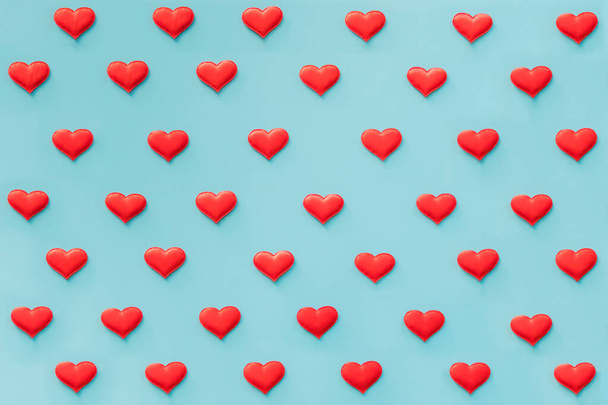Червоне серце на синьому тлі для Валентина - Фото, зображення