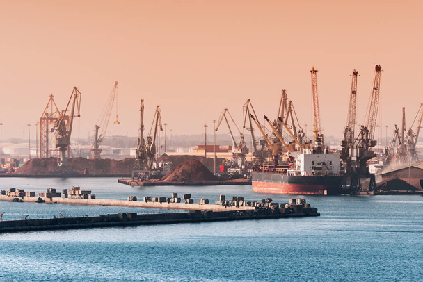 Luchtfoto van Thessaloniki grote vrachthaven met schepen en kranen. Economie, industrie en handel - Foto, afbeelding