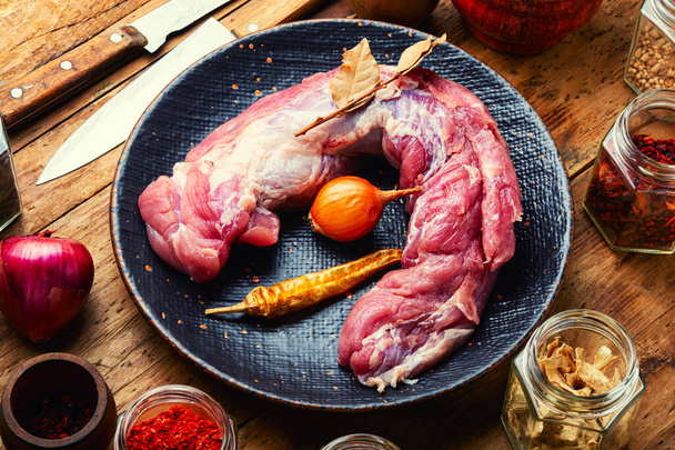 Un trozo de carne de cerdo cruda para cocinar. Conjunto de carne cruda y especias - Foto, Imagen