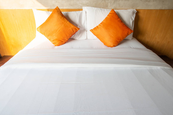 Vista de la cómoda cama doble en la decoración del dormitorio en un estilo acogedor. Conceptual de una habitación en un hogar donde la gente duerme. - Foto, Imagen