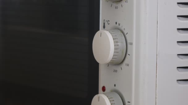 Close-up van de hand van een vrouw aanpassen temperatuur van de magnetron oven - Video
