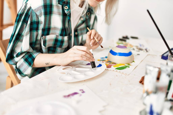 Artista estudiante chica pintura cerámica en el estudio de arte. - Foto, Imagen