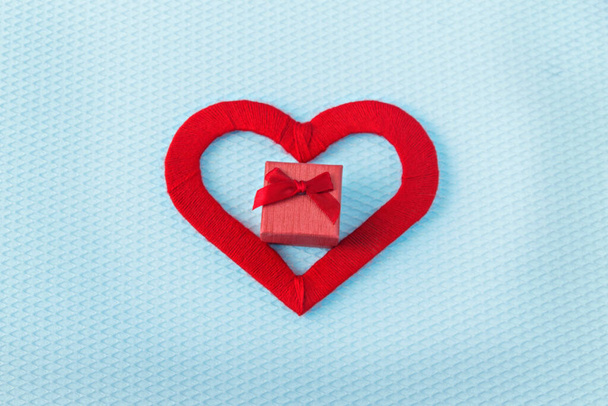 Červená srdce a prsten na modrém pozadí. Valentýn. Pozdrav na Valentýna. Nabídka k sňatku. Zasnoubení. - Fotografie, Obrázek