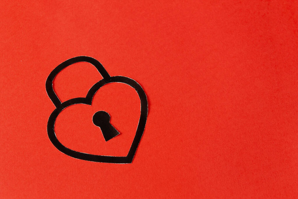 赤の背景にロックの形で紙の心。バレンタインデー。バレンタインデーグリーティングカード. - 写真・画像