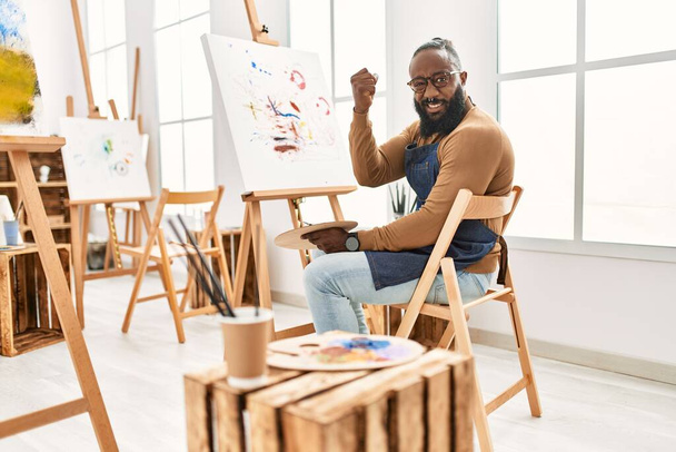 afro-americano artista homem pintura no lona no arte estúdio irritado e frustrado gritando com raiva, gritando louco com raiva e mão levantada  - Foto, Imagem