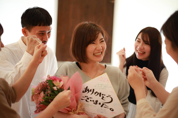 Feliz mujer asiática recibir un regalo de los colegas debido transferencia de trabajo - Foto, Imagen