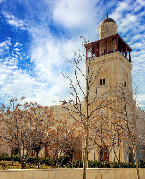 Umman 'daki Al-Husseini camii güneşli bir günde Ürdün' ün başkenti. İki tane incecik minaremiz var.. - Fotoğraf, Görsel