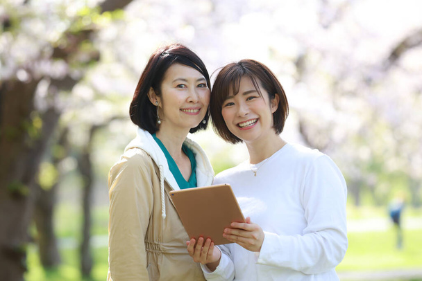 duas mulheres asiáticas segurando tablet pc - Foto, Imagem