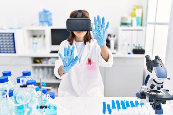 Fiatal spanyol lány visel virtuális valóság szemüveg a laboratóriumban - Fotó, kép