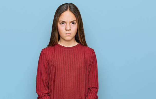 美しいブルネットの女の子は、問題のために動揺を眉をひそめて、懐疑的で緊張したカジュアルなセーターを着ています。否定的な人.  - 写真・画像