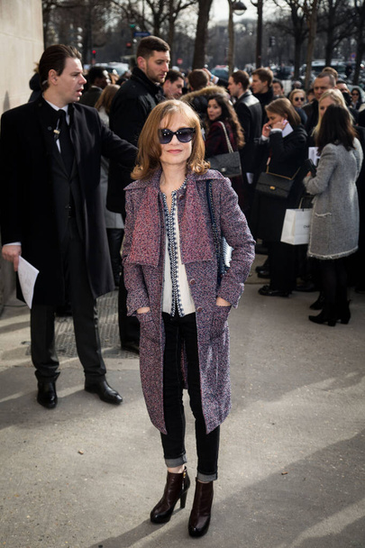 Isabelle Huppert arrives at the Chanel show as part of the Paris Fashion Week Womenswear Fall/Winter 2016/2017 on March 8, 2016 in Paris, France. - Foto, afbeelding