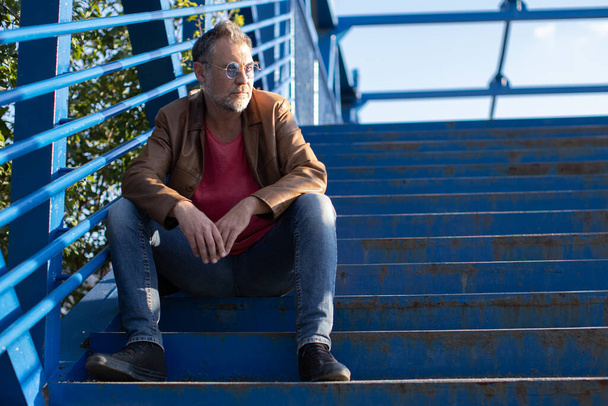 man sitting on stairs and thinking - Foto, Bild