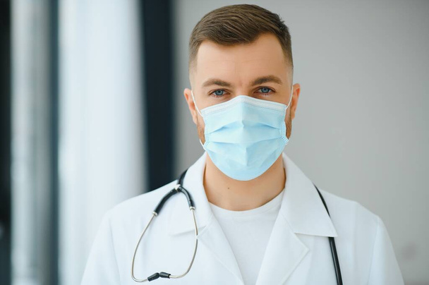 doctor man puts on a protective mask - Zdjęcie, obraz