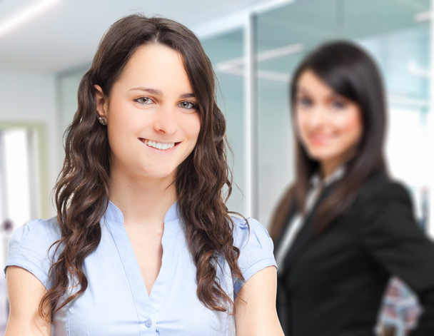 twee vrouwelijke ondernemers in een kantoor - Foto, afbeelding