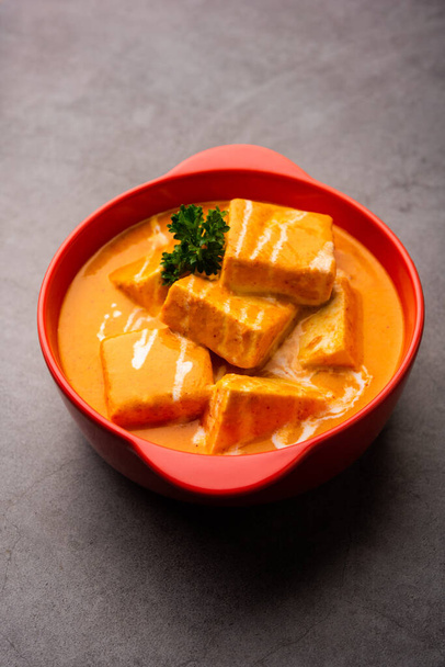Paneer Butter Masala of Cheese Cottage Curry is een rijke & romige curry gemaakt met paneer, specerijen, uien, tomaten, cashewnoten en boter - Foto, afbeelding